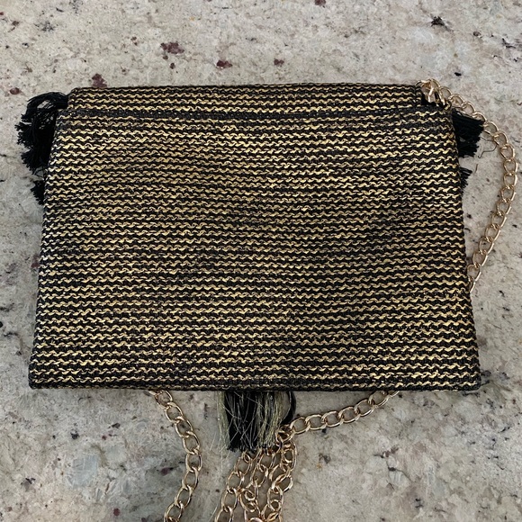 Gold and Black Woven bag. Tassel accents. - Picture 3 of 6